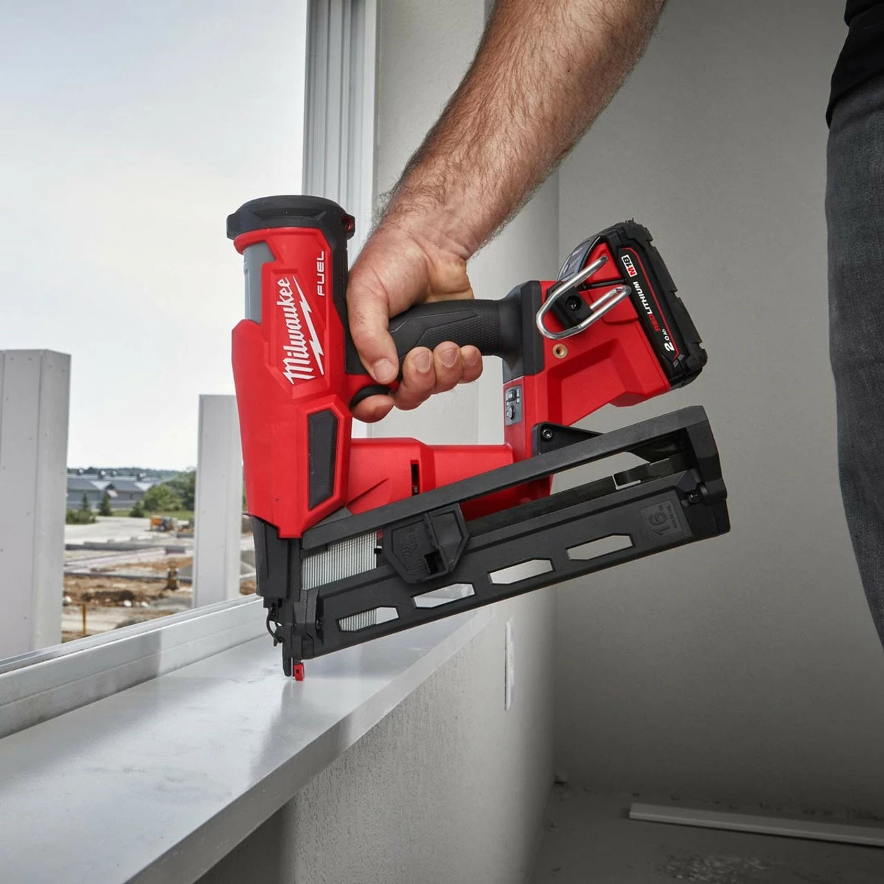 Milwaukee M18 FN16GA-401X 18V Fuel 16 Ga Angled Second Fix Finish Nailer With 1x 4.0Ah Battery - Image 10