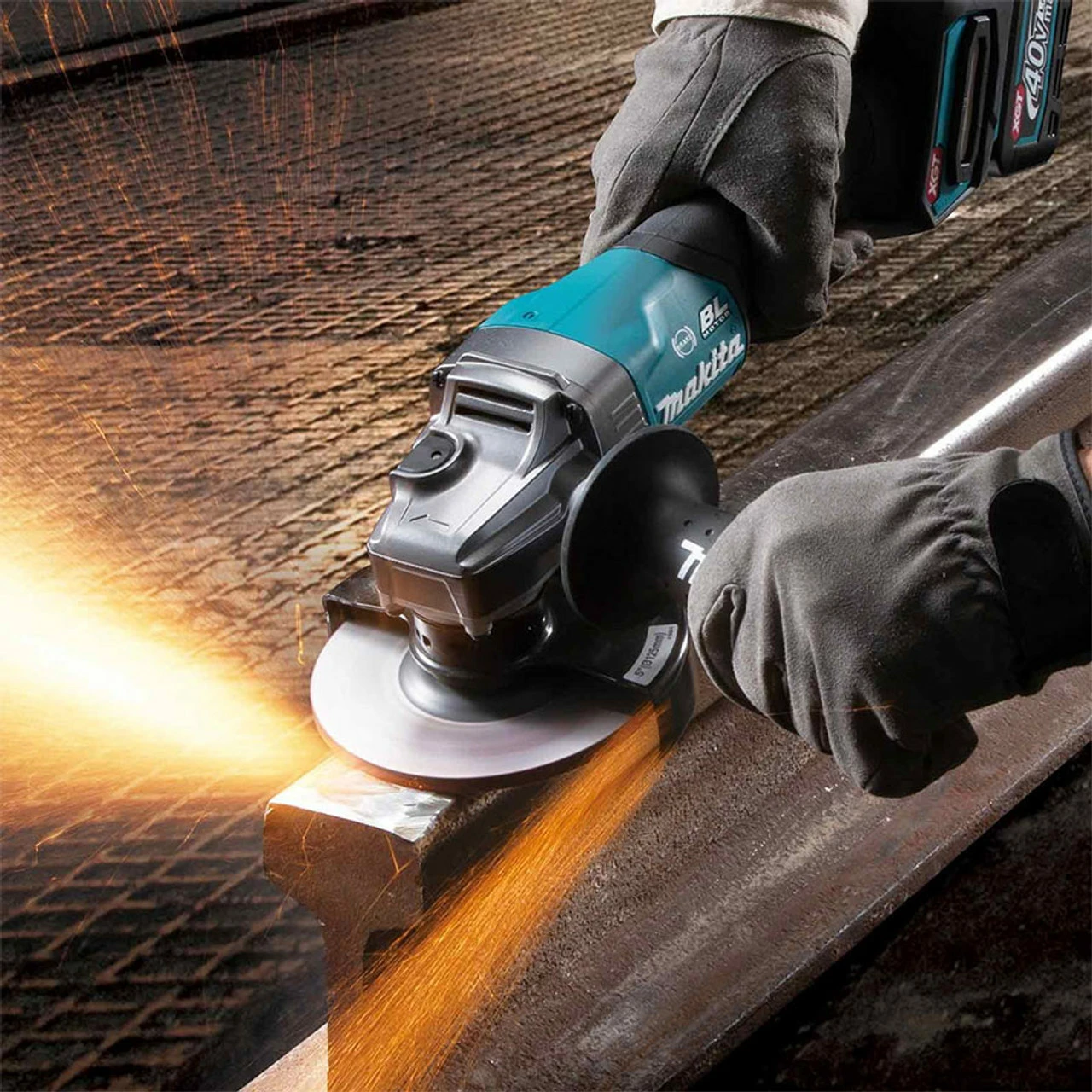 Makita GA029GD201 40V Max XGT Brushless 125mm Paddle-Switch Angle Grinder With 2x 2.5Ah Batteries - Image 8