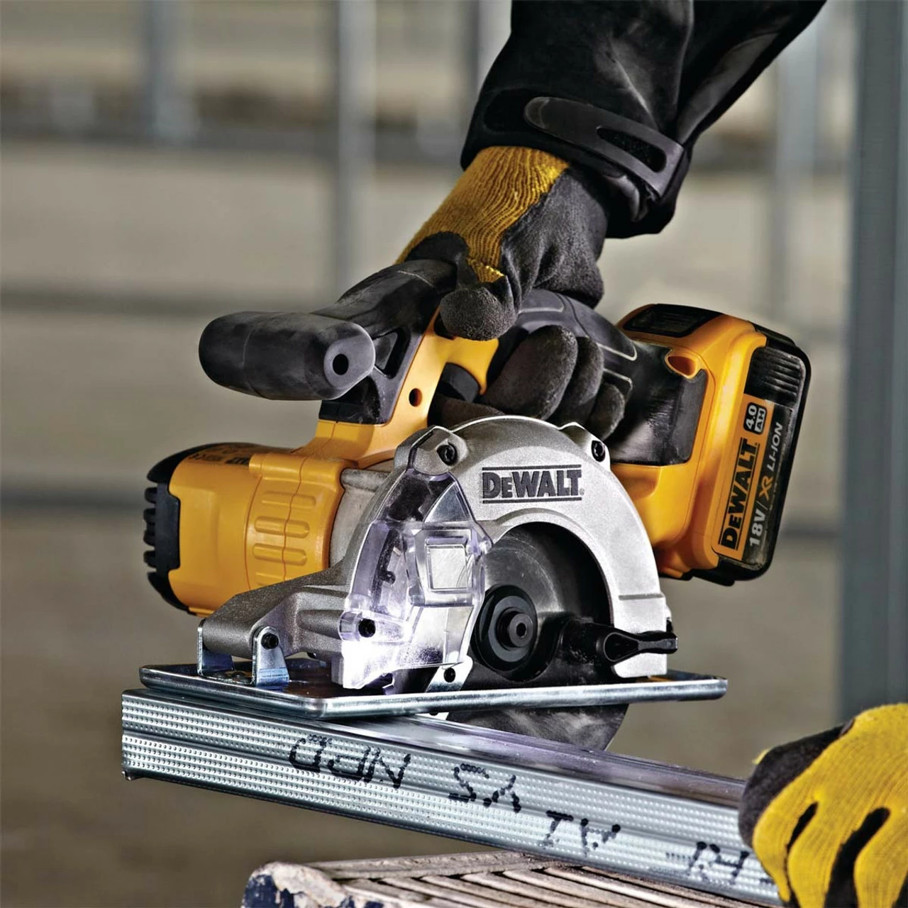 DeWalt DCS373N 18V XR 140mm Metal Cutting Circular Saw (Body Only) - Image 7