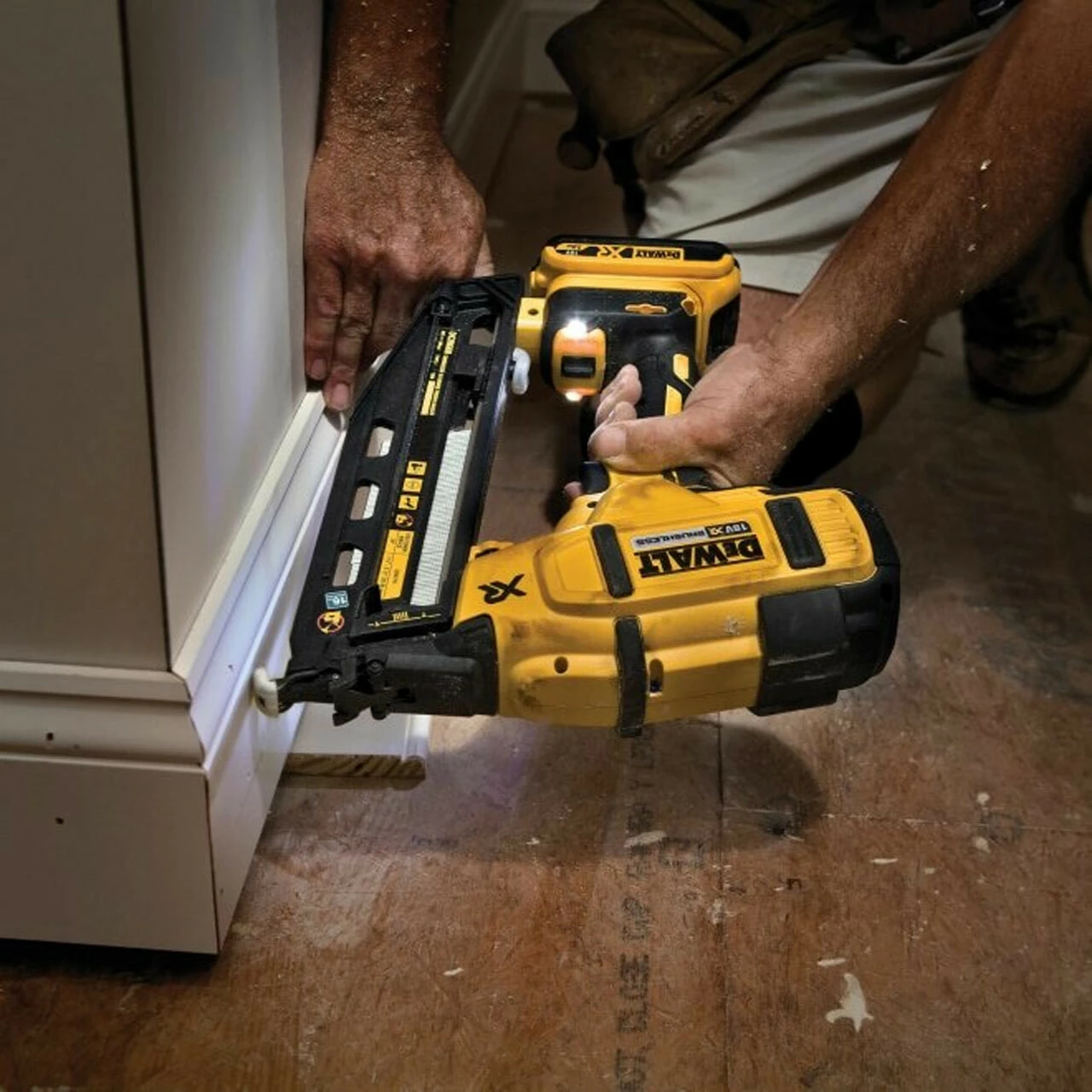 DeWalt DCK2046P2 18V XR Brushless 1st & 2nd Fix Nailer Twin Pack With 2x 5.0Ah Batteries - Image 10