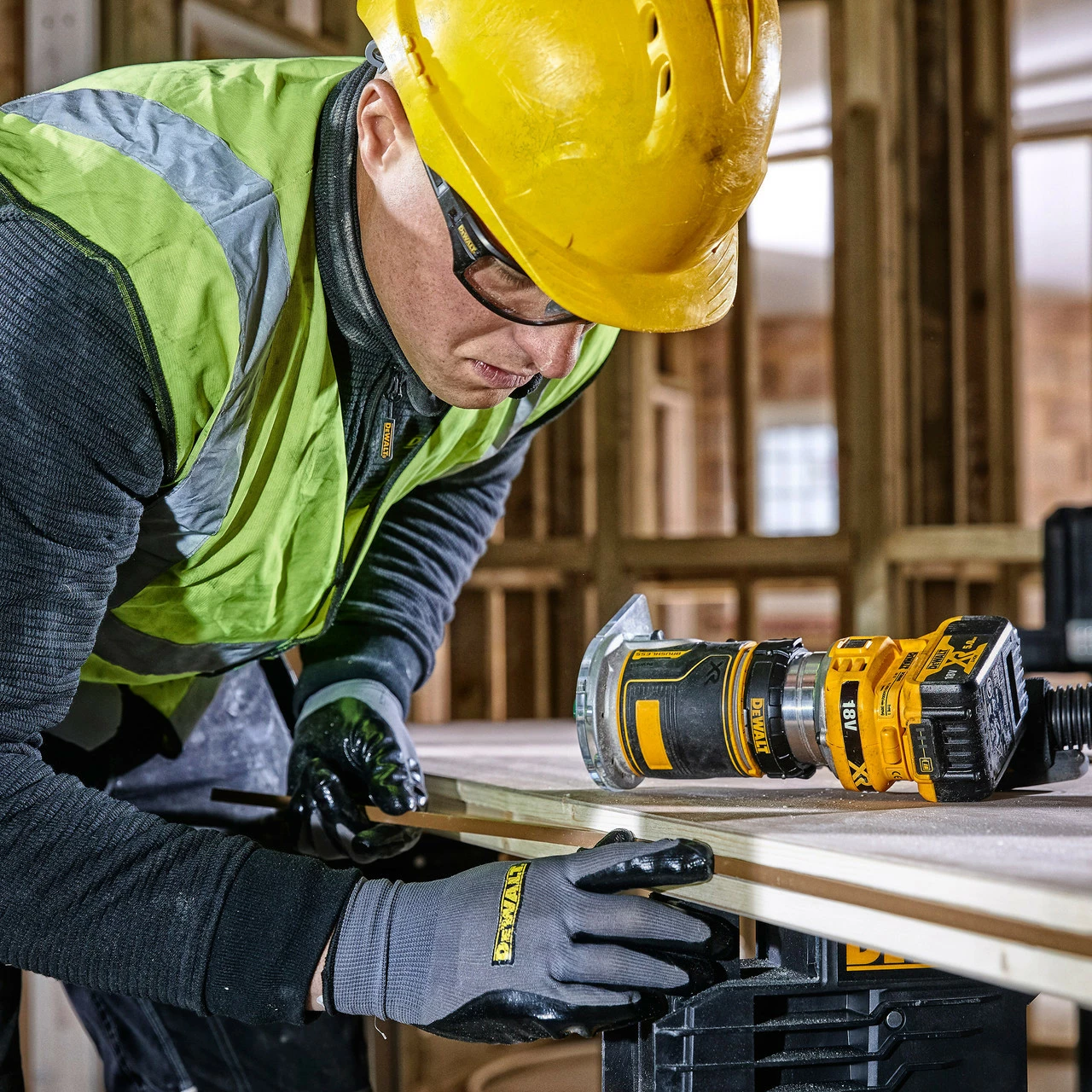 DeWalt DCW604P2 18V XR Brushless 1/4" Router With 2x 5.0Ah Batteries - Image 6