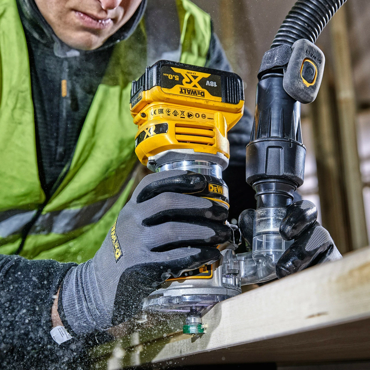 DeWalt DCW604P2 18V XR Brushless 1/4" Router With 2x 5.0Ah Batteries - Image 4
