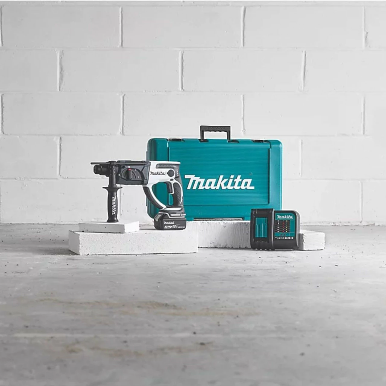 Makita DHR202STW 18V LXT Cordless SDS+ Rotary Hammer With 1x 5.0Ah Battery - Image 3