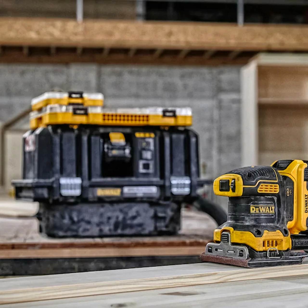 DeWalt DCW200N 18V XR Brushless 1/4 Sheet Palm Sander (Body Only) - Image 3